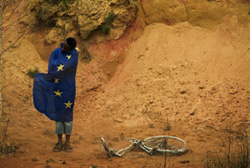 Humanitárius segítségnyújtás: az Európai Unió zászlajába burkolódzó gyermek